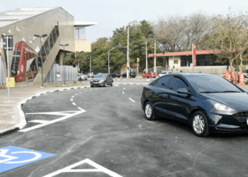 Prefeitura inaugura bolsão de veículos para facilitar embarque e desembarque de passageiros no Cecap
