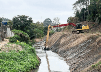 Córrego no Marcos Freire é desassoreado pela Prefeitura