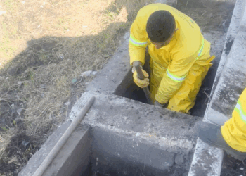 Prefeitura realiza limpeza e reforma de bocas de lobo no Taboão e Água Chata