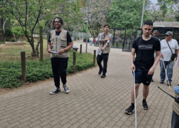 Pessoas com deficiência visual participam de trilha no Zoológico da Prefeitura de Guarulhos