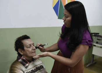 Casas da Mulher Clara Maria realizam oficinas gratuitas de automaquiagem