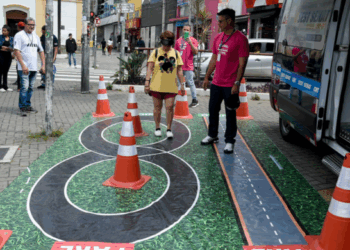 Pedestres participam de ação sobre educação no trânsito no calçadão da rua Dom Pedro II