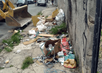 Prefeitura limpa bocas de lobo com caminhão hidrojato na Vila Rio de Janeiro