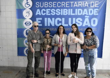 Roda de conversa com pessoas com deficiência visual aborda importância da bengala longa