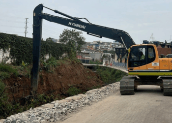 Prefeitura inicia desassoreamento de trecho do córrego Cocho Velho na Vila Izabel
