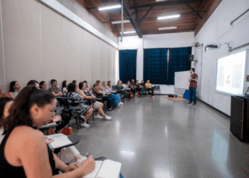 Prefeitura lança guia prático de alimentação escolar em encontro com coordenadores pedagógicos