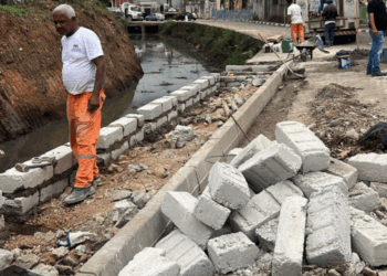 Prefeitura inicia obras de calçada e guarda-corpo na rua Cocho Velho