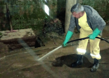 Prefeitura promove a limpeza de boca de lobo obstruída no Cabuçu