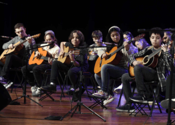 Clube do Violão anima público com apresentação de final de ano no Teatro Adamastor