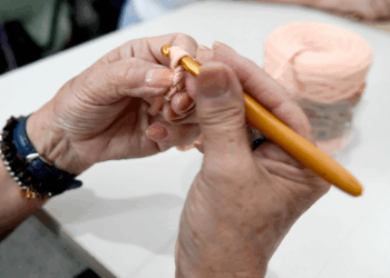 Casas da Mulher oferecem oficinas gratuitas de panetone, crochê e artesanato em gesso