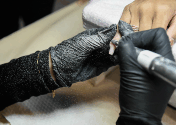 Casa da Mulher Recreio São Jorge entrega certificados de oficina de alongamento de unhas