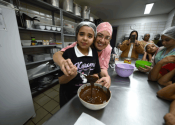 Crianças atípicas se divertem na 1ª oficina de brigadeiro Master Chefinhos
