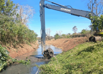 Prefeitura finaliza desassoreamento do córrego Tanque Grande