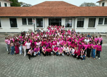 Servidores da saúde vestem rosa e reforçam importância da prevenção ao câncer nas mulheres