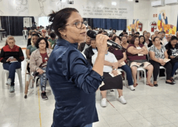 Alunos da EJA de escolas municipais participam de bate-papo com escritora e oficina de criação de contos   