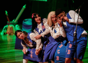 Espetáculo de comédia infantil encanta público no Teatro Adamastor