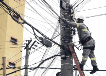 Segue o Fio remove 1 tonelada de fiação da rede elétrica e de telefonia em duas semanas