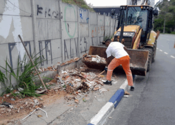 Prefeitura promove a remoção de descarte irregular em vias de três bairros