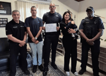 GCMs de Guarulhos salvam bebê com manobra de desengasgo e recebem homenagem