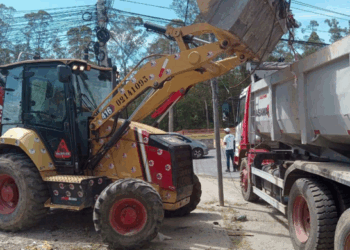 Prefeitura remove descarte irregular em quatro regiões nesta quarta-feira