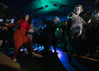 Fantasias e maquiagens assustadoras marcam festa de Halloween no Parque Júlio Fracalanza