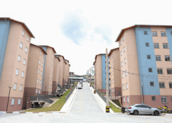 Famílias em vulnerabilidade social realizam o sonho da casa própria em entrega da Prefeitura