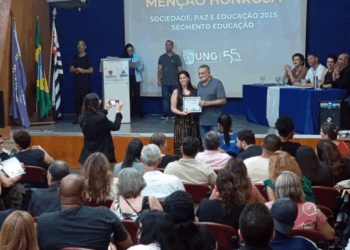 Profissionais da rede municipal de educação recebem homenagem na Universidade Guarulhos