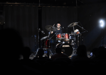 Workshop marca formatura de aluno do conservatório como especialista em bateria