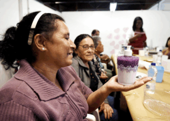 Assistidas pela Casa da Mulher Haroldo Veloso participam de oficina de artesanato em gesso