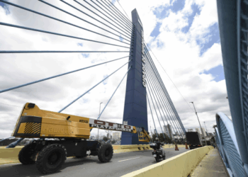 Prefeitura inicia implantação da decoração de Natal no viaduto Cidade de Guarulhos
