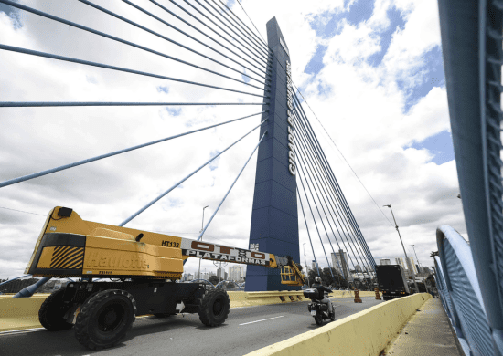 Prefeitura inicia implantação da decoração de Natal no viaduto Cidade de Guarulhos
