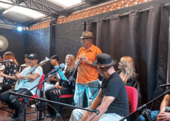 Coletivo Estudando o Samba homenageia integrante em show emocionante no Conservatório