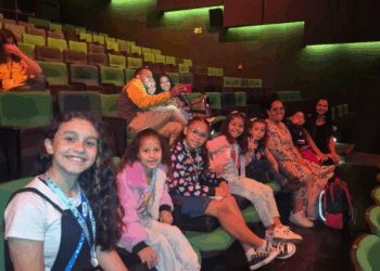 Prefeitura leva crianças e jovens com deficiência para sessão inclusiva de cinema no Sesc Guarulhos