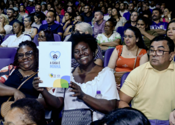 Prefeitura entrega títulos de propriedade para mais de 1.300 famílias em 11 meses