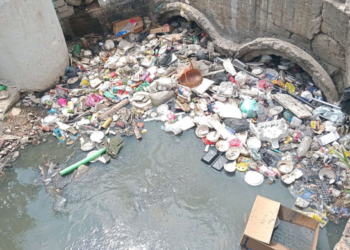 Prefeitura desobstrui córrego no Cocaia e reforça combate ao descarte irregular de lixo