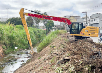 Prefeitura promove ações de desassoreamento e contenção de talude em córrego da Cidade Satélite