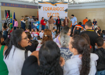 Alunos da EPG Teresinha Mian recebem certificado de conclusão do curso de defesa e cidadania