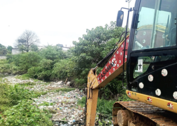 Prefeitura promove limpeza de córrego no Jardim Campestre