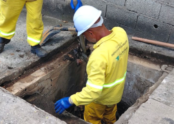 Prefeitura promove limpeza de bocas de lobo em ruas de dois bairros