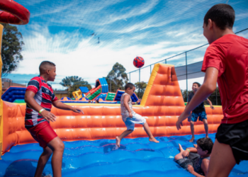 Futebol de sabão e outras gincanas marcam abertura do Estação Férias no CEU Paraíso-Alvorada