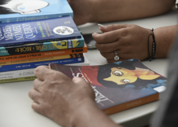 Pessoas com deficiência visual participam do Clube do Livro na Biblioteca Monteiro Lobato