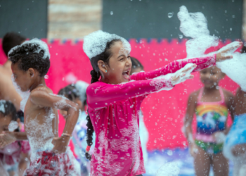 Crianças aprendem enquanto brincam durante a programação do Estação Férias