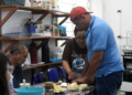 Oficina de culinária apresenta prato típico da cidade aos alunos com deficiência visual