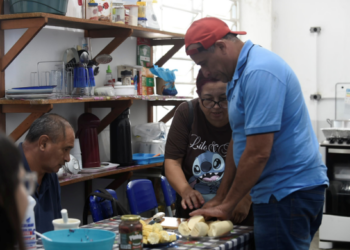 Oficina de culinária apresenta prato típico da cidade aos alunos com deficiência visual