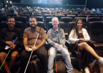 Prefeitura leva pessoas com deficiência para sessão gratuita de cinema no CineSesc