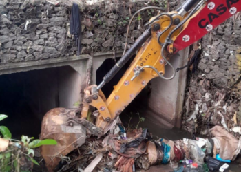 Vila Galvão e Cocaia recebem limpeza de bocas de lobo e travessia