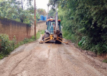 Prefeitura executa serviços de limpeza de travessia e remoção de resíduos na região do Bonsucesso