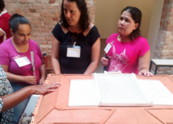 Prefeitura leva alunos com deficiência visual para visita à Pinacoteca de São Paulo