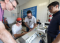 Alunos com deficiência visual participam de simulação de votação com urnas eletrônicas