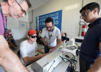 Alunos com deficiência visual participam de simulação de votação com urnas eletrônicas